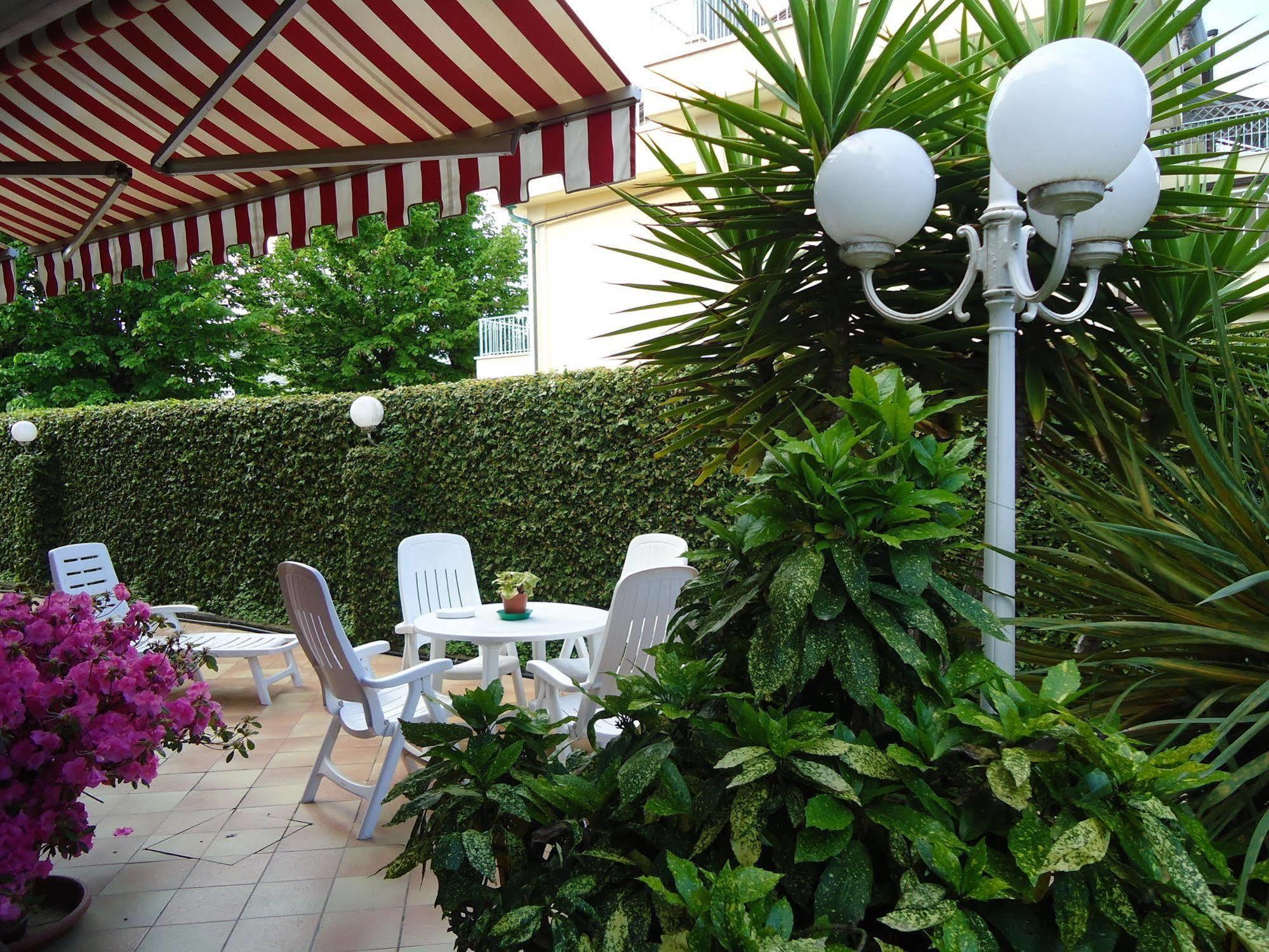 Hotel Matilde Марина-ди-Масса Экстерьер фото